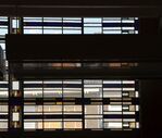 Het glas-in-lood van de voorgevel, van binnenuit gezien
<br/>
Richard Keijzer, 2014-06-03